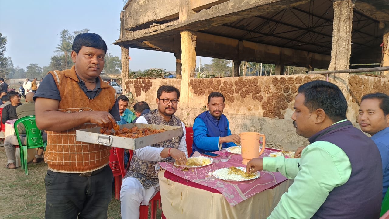 বিধানসভা ভোটের আগে বনভোজনে বার্তা স্পষ্ট—কালিয়াগঞ্জে কর্মীদের সঙ্গে একেবারে মাটিতে নেমে বিধায়ক সৌমেন রায়