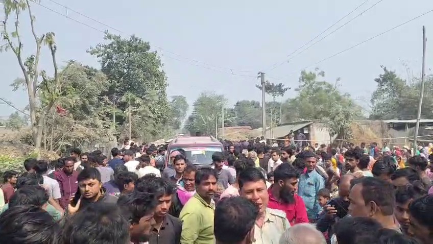ভয়াবহ পথ দুর্ঘটনায় প্রাণ গেল যুবকের, জাতীয় সড়ক অবরোধে রণক্ষেত্র করণদিঘীর রাঘবপুর জড়ীপ মোড় ,পুলিশের গাড়িতে ভাঙচুর, এলাকায় থমথমে পরিস্থিতি