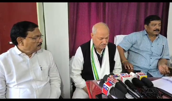 ভোটের দামামা বাজতেই রায়গঞ্জে তৎপর কংগ্রেস, জেলা কমিটির সঙ্গে তিন অবজারভারের গুরুত্বপূর্ণ বৈঠক