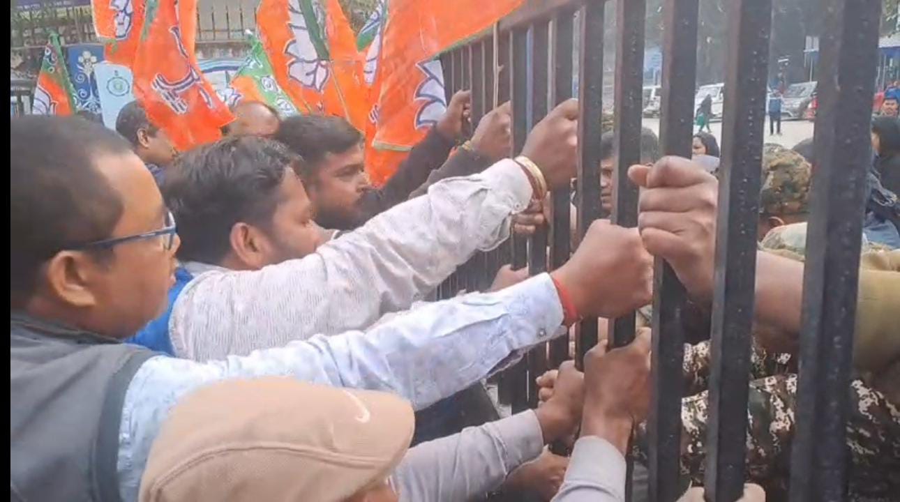 তৃণমূলের মদতে জেলা প্রশাসন এস আই আরের বিরুদ্ধে কাজের প্রতিবাদে বিজেপির বিক্ষোভ