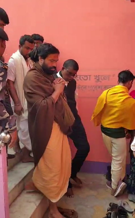 মহেন্দ্রগঞ্জে ৬৪ প্রহর নাম যজ্ঞে ভক্তির জোয়ার, বৃন্দাবন থেকে এসে উপস্থিত মহারাজ হিরণ্ময় গোস্বামী