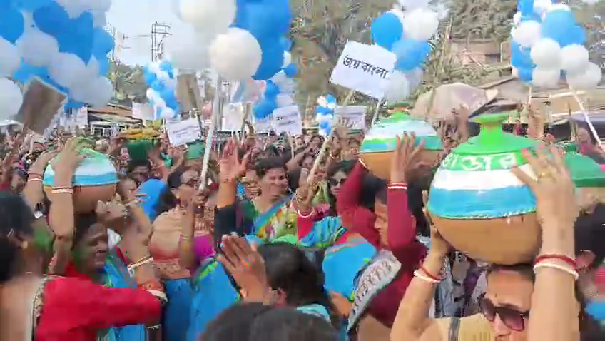 লক্ষ্মীর ভান্ডারে স্বনির্ভরতার উৎসব—মুখ্যমন্ত্রীকে ধন্যবাদ জানাতে সবুজ আবিরে মেতেছেন করণদিঘীর মহিলারা