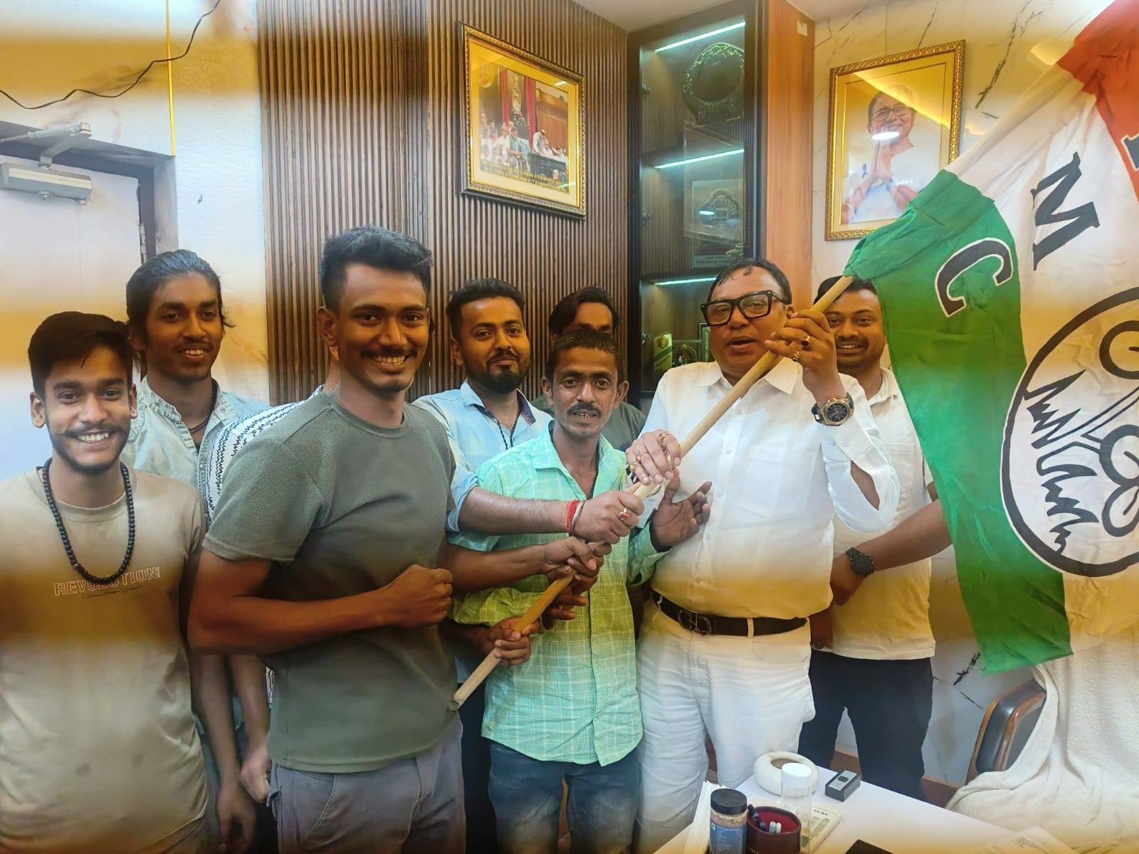 বিজেপি ছেড়ে তৃণমূলে যোগ তরুণদের, রায়গঞ্জের বাহিন গ্রাম পঞ্চায়েতে রাজনৈতিক চর্চা তুঙ্গে