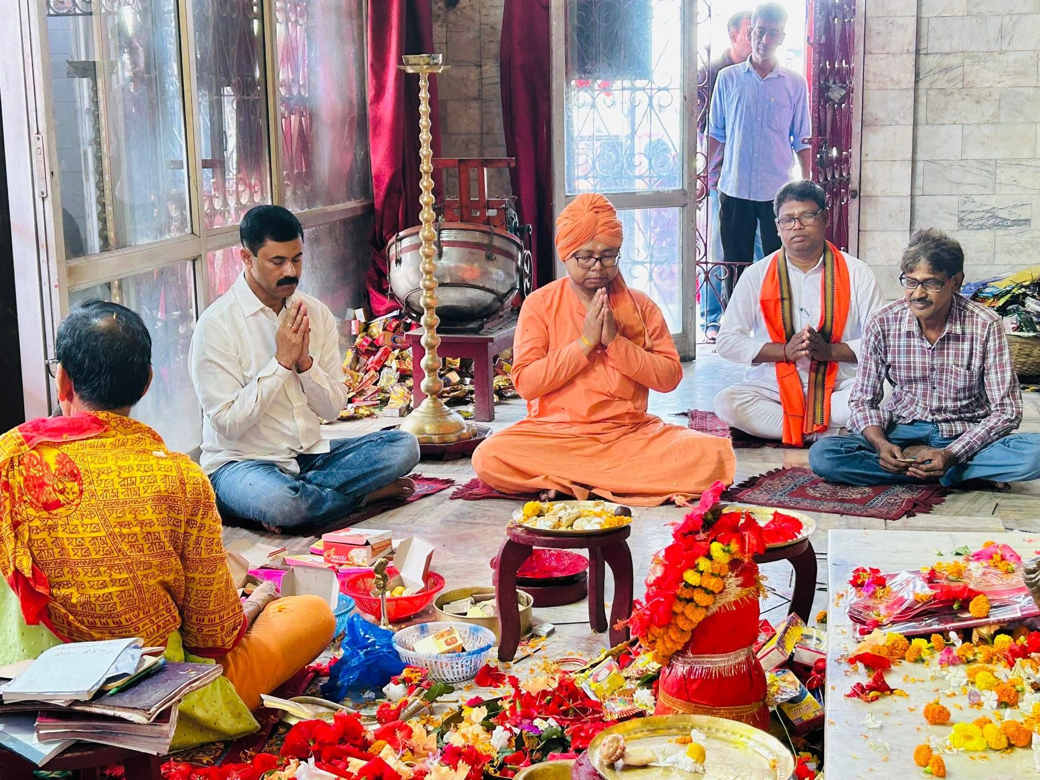 মা বয়রার আশীর্বাদে প্রচারের সূচনা: বিজেপি প্রার্থী উৎপল মহারাজ-র পাশে সাংসদ কার্তিক চন্দ্র পাল, কালিয়াগঞ্জে জমে উঠছে ভোটের লড়াই