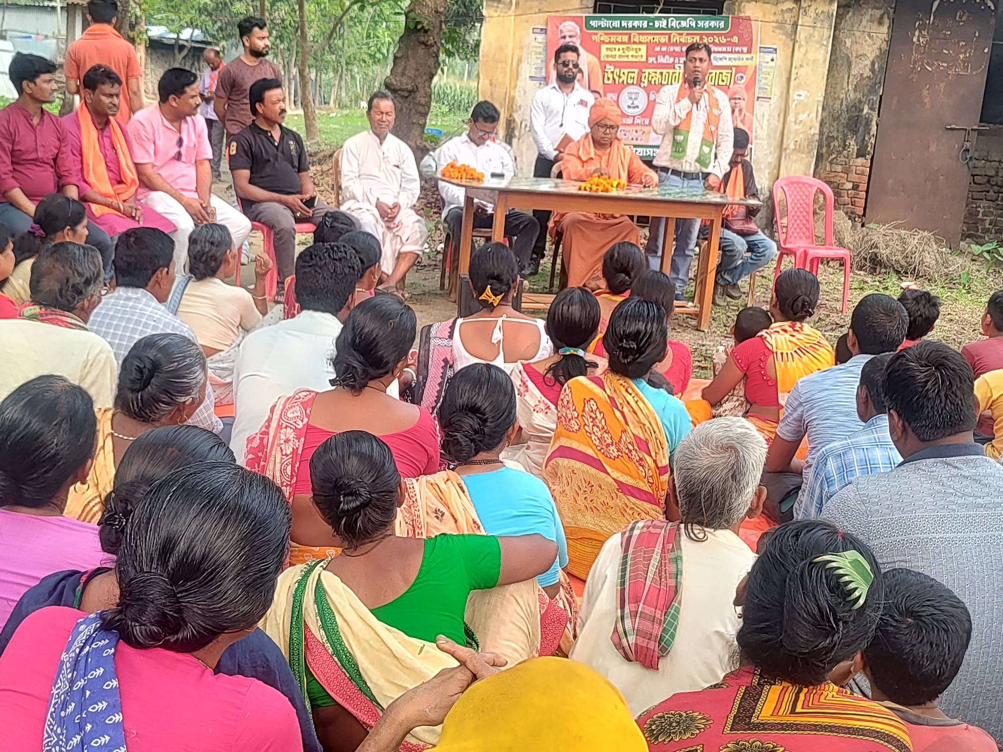 “ভোটের ময়দানে ‘মহারাজ’—প্রণাম, আবেগ আর পরিবর্তনের ডাক; কালিয়াগঞ্জে উৎসবের আবহে উৎপল মহারাজ”