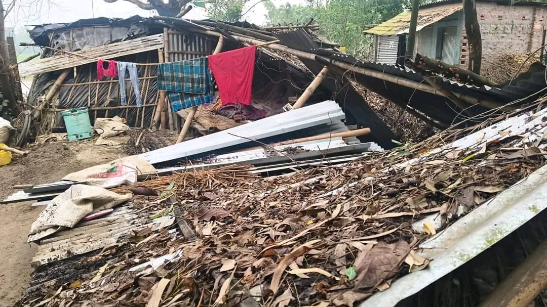 কালবৈশাখীর ঘূর্ণিঝড়ে কালিয়াগঞ্জের সীমান্ত এলাকায় ব্যাপক ক্ষয়ক্ষতি, ক্ষতিগ্রস্ত ঘরবাড়ি ও ফসল