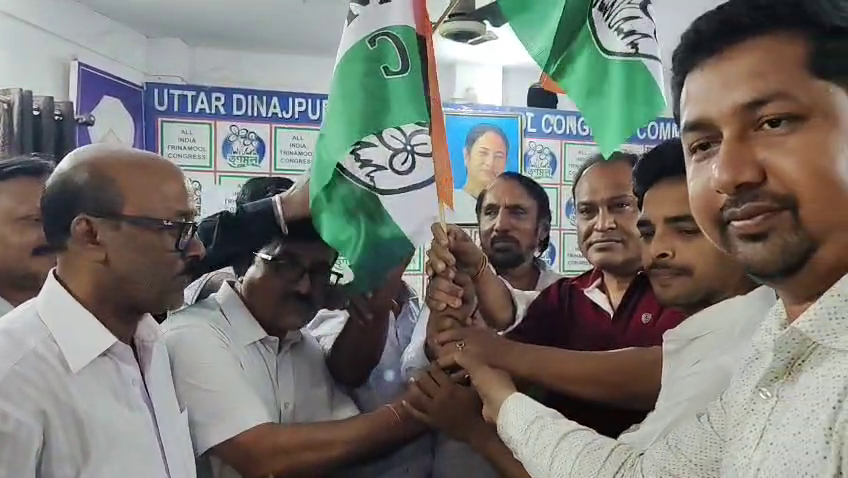 ইসলামপুরে কংগ্রেসে বড় ধাক্কা! টাউন প্রেসিডেন্ট সহ একাধিক নেতা তৃণমূলে