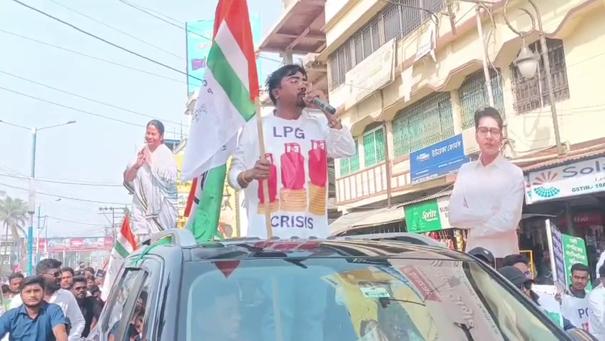 গ্যাসের মূল্যবৃদ্ধিতে নাজেহাল সাধারণ মানুষ, প্রতিবাদে রায়গঞ্জে তৃণমূল ছাত্র পরিষদের বাইক র‍্যালি ও ধিক্কার মিছিল