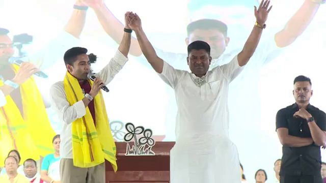 “‘রিপোর্ট কার্ড বনাম প্রতিশ্রুতি’—করণদিঘির মঞ্চ থেকে কেন্দ্রকে তোপ, হাজারো জনতার মাঝে অভিষেক বন্দ্যোপাধ্যায়”