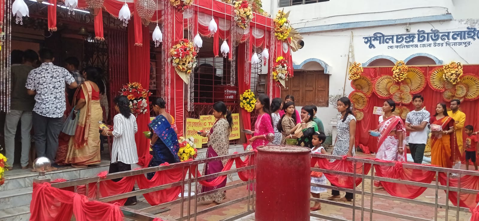নববর্ষের সকালে ভক্তদের ঢল, কালিয়াগঞ্জে মা বয়রা মায়ের মন্দিরে উপচে পড়া ভিড় 🟥