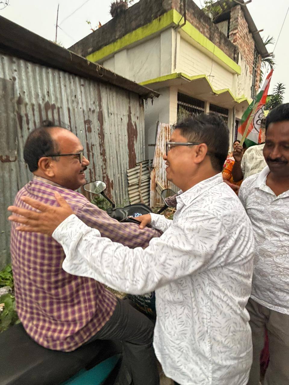 “ভূমিপুত্র নিতাই বৈশ্যকে ঘিরে বাড়ছে জনসমর্থন, কালিয়াগঞ্জে জোরদার জনসংযোগে তৃণমূল”