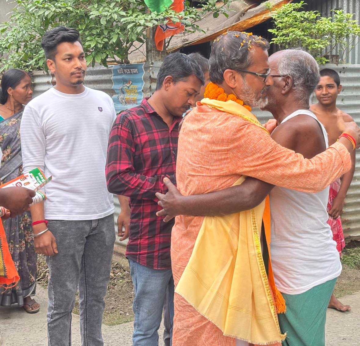 “রায়গঞ্জে কৌশিকের জনঝড়: মানুষের ভালোবাসায় এগিয়ে বিজেপি প্রার্থী, জয়ের আভাস স্পষ্ট”