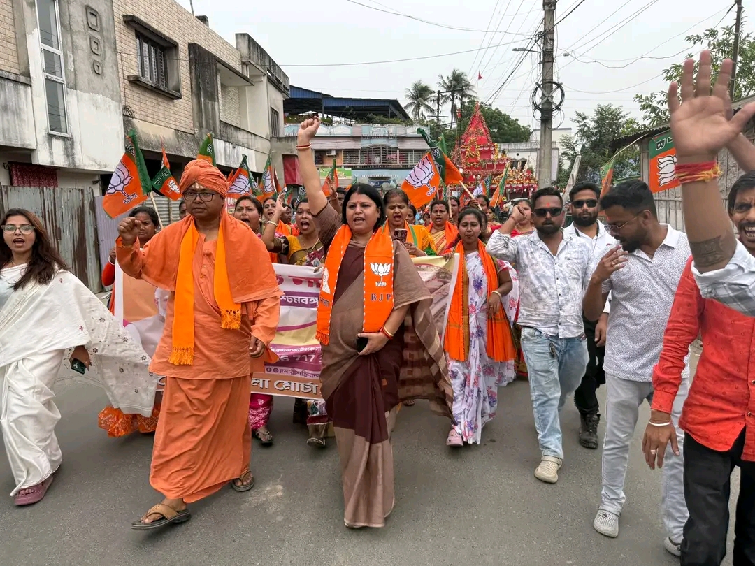 কালিয়াগঞ্জে বিজেপি মহারাজের সমর্থনে মহিলাদের বিশাল মিছিল
