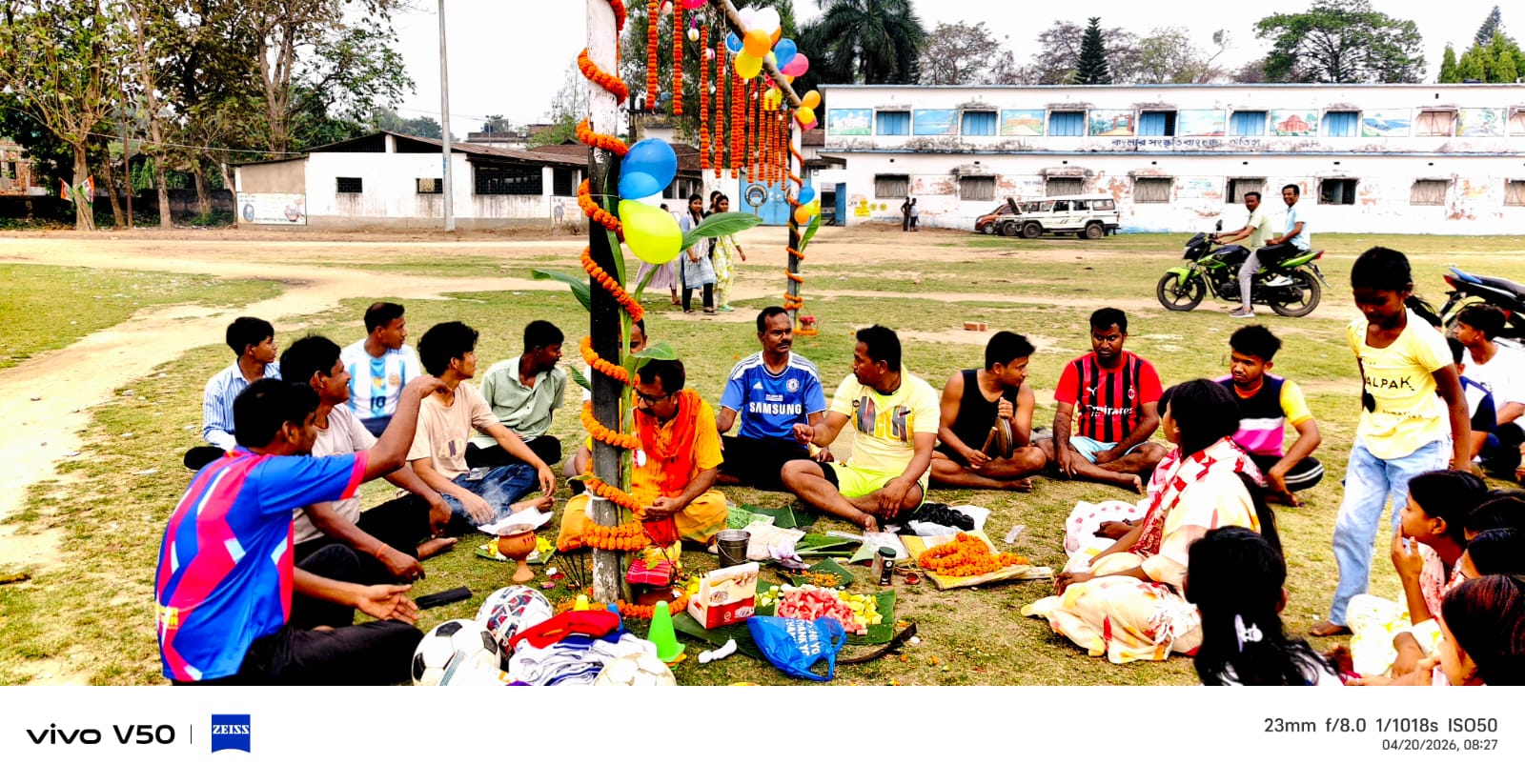 “ভোরের আলোয় মানবতার উৎসব: পুজোর সঙ্গে সমাজসেবায় নতুন দৃষ্টান্ত কালিয়াগঞ্জে”