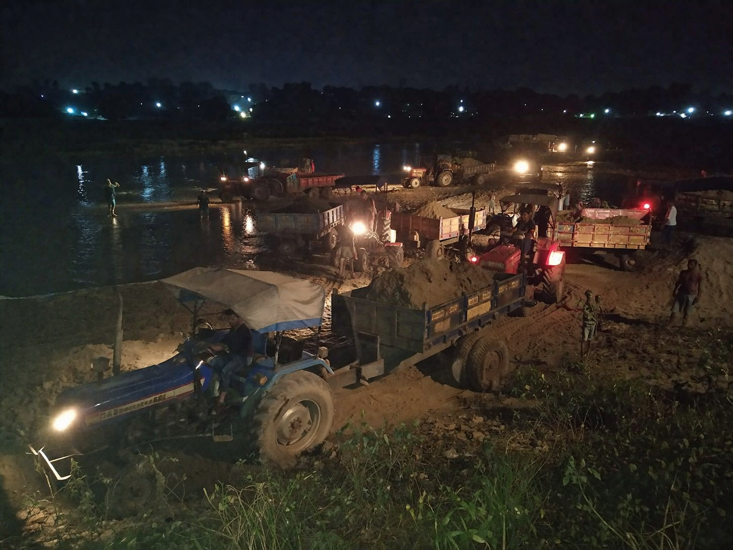 “প্রশাসনের চোখে ধুলো দিয়ে টাঙন নদীতে অবাধ বালি তোলা, রাতেই সক্রিয় মাফিয়ারা”