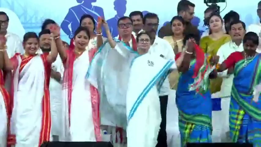 “ধামসা-মাদলের তালে রায়গঞ্জে মমতার নাচ—আদিবাসী মায়েদের সঙ্গে অনন্য মুহূর্ত”