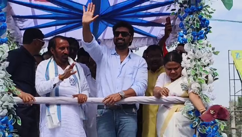 “তারকার ছোঁয়ায় উচ্ছ্বাসে ভাসল ইসলামপুর: দেবকে ঘিরে জনস্রোত, জোর পেল কানাইলাল আগারওয়ালের প্রচার”