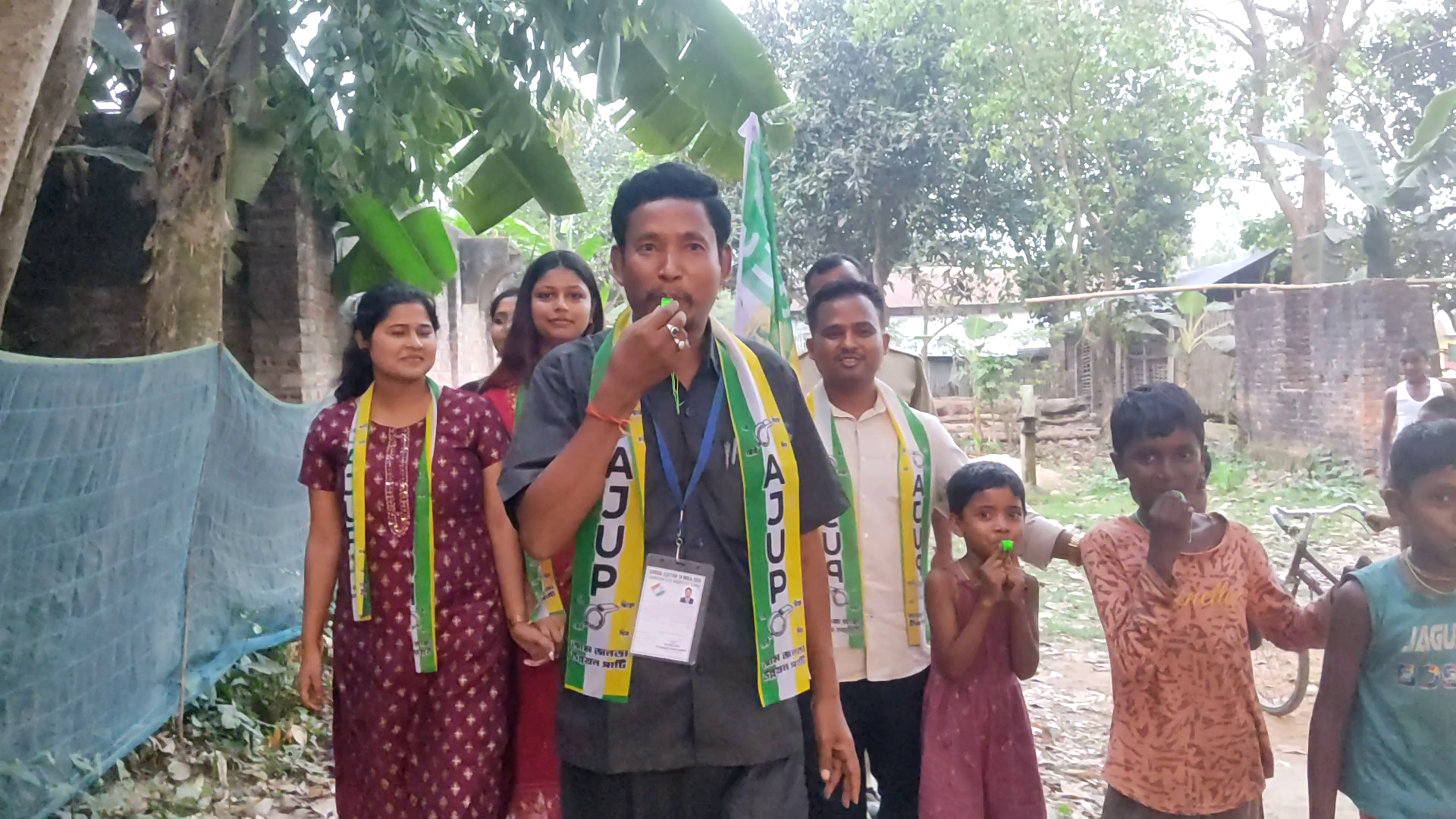 ভোটের বাদ্যি না কি বাঁশির সুর? কালিয়াগঞ্জে অভিনব প্রচারে নজর কাড়লেন হুমায়ুন কবিরের দলের প্রার্থী