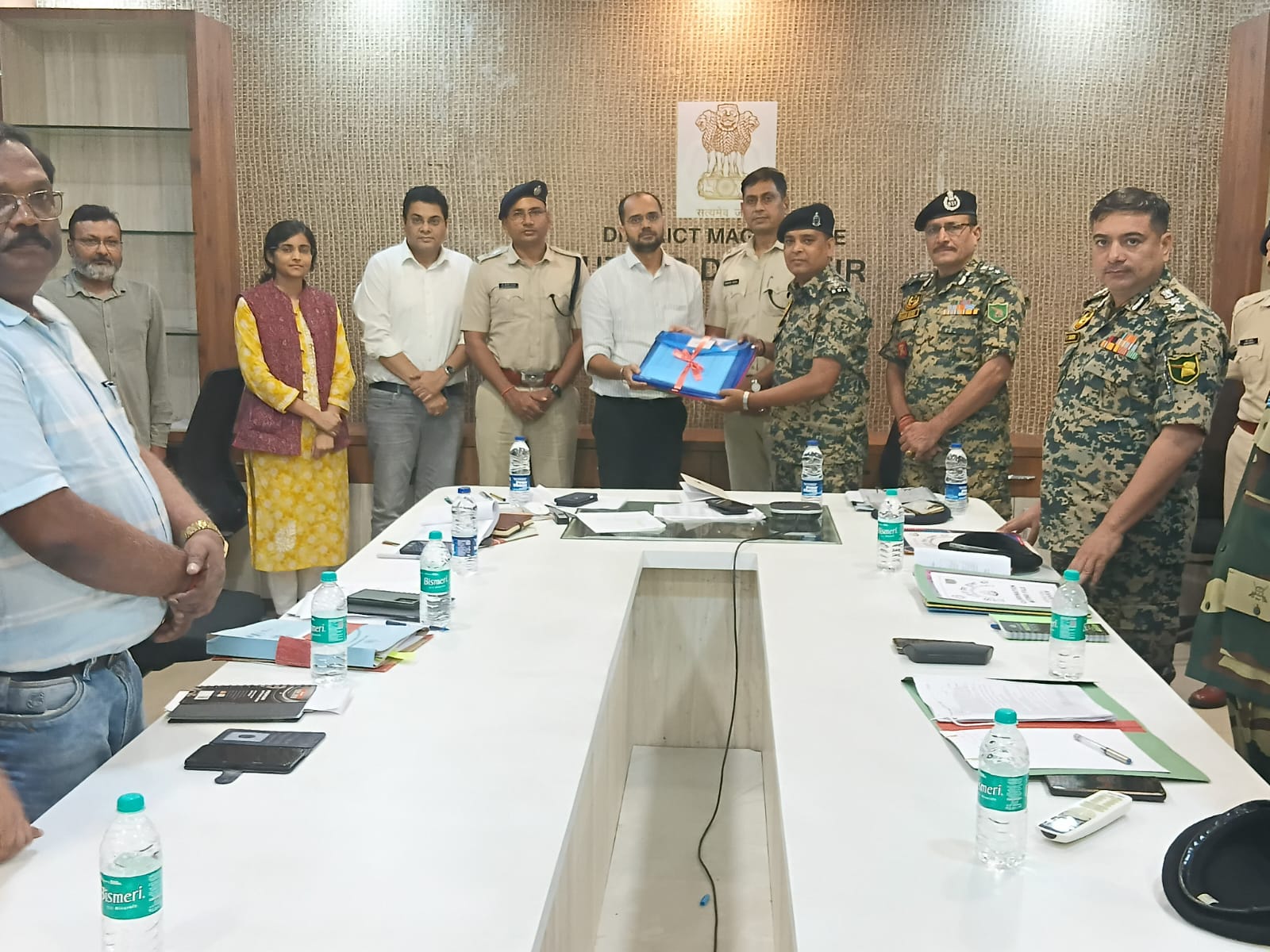 উত্তর দিনাজপুরে বিএসএফের বিভিন্ন ব্যাটালিয়নের হাতে ৩৬২ একর জমির খতিয়ান হস্তান্তর, জেলা প্রশাসনের উচ্চপর্যায়ের বৈঠকে জোর সমন্বয়ের উপর