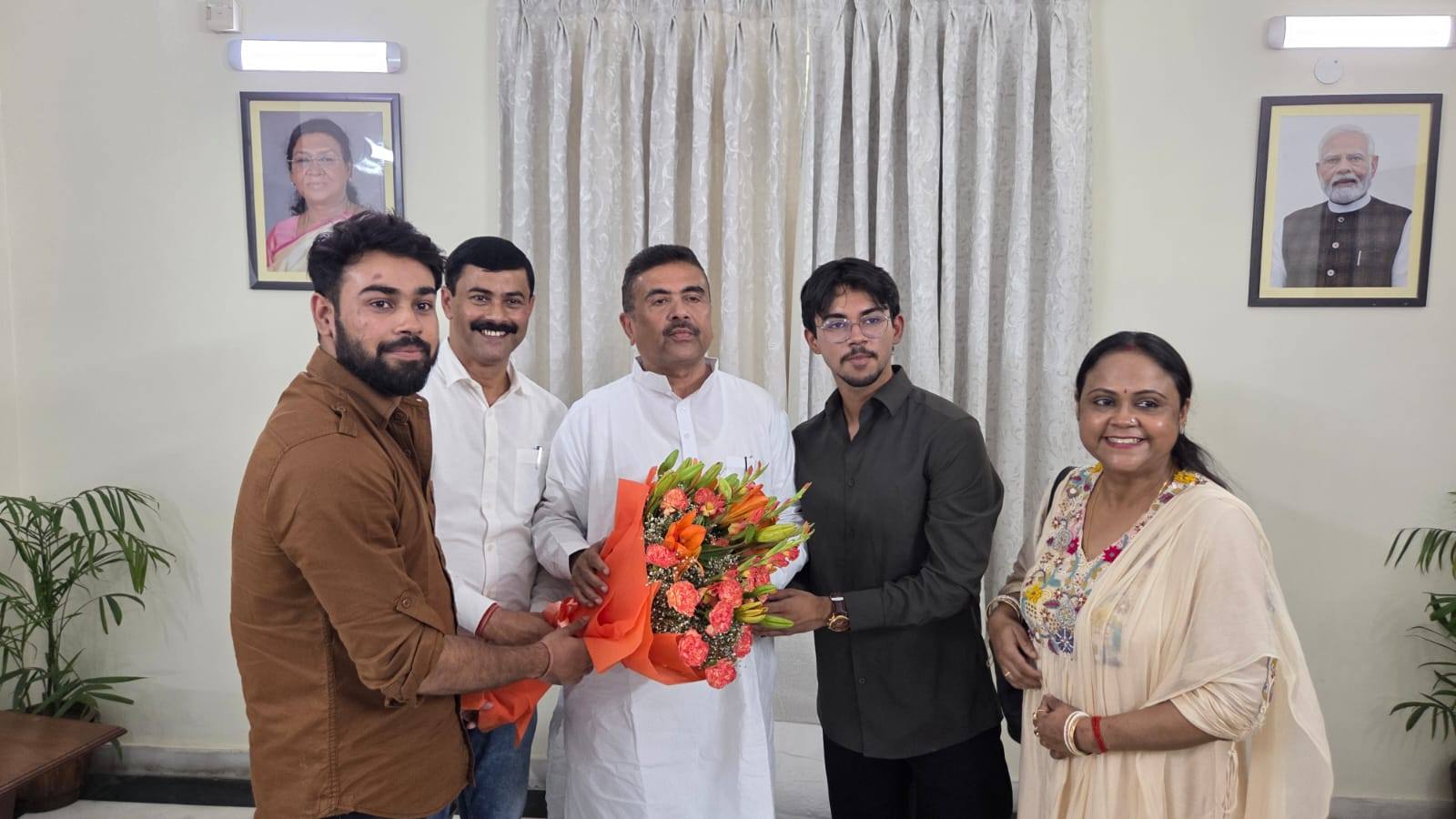 “দিল্লিতে শুভেন্দু-কার্তিক সাক্ষাৎ! পরিবারকে সঙ্গে নিয়ে মুখ্যমন্ত্রীকে ফুলের স্তবক দিয়ে শুভেচ্ছা রায়গঞ্জের সাংসদের”