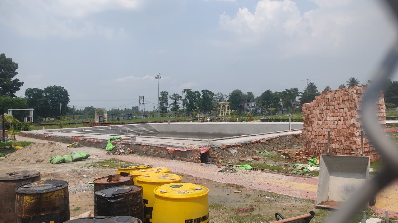 কালিয়াগঞ্জে সুইমিং পুল প্রকল্পে বিতর্ক,কার্যকারিতা নিয়ে প্রশ্ন, সাংসদের আপত্তির পর স্থগিত নির্মাণকাজ