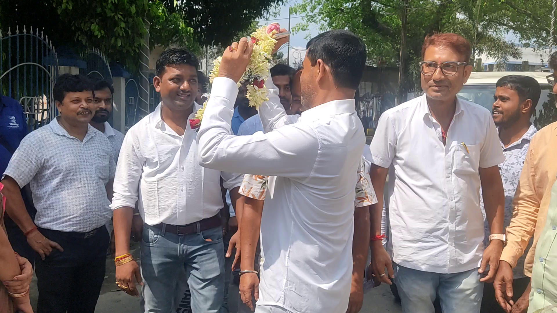 “মালা বদলের বার্তা? কালিয়াগঞ্জ পৌরসভায় সাংসদের ইঙ্গিতে কেন্দ্রে বিভাস সাহা—দখল ঘিরে তুঙ্গে জল্পনা”
