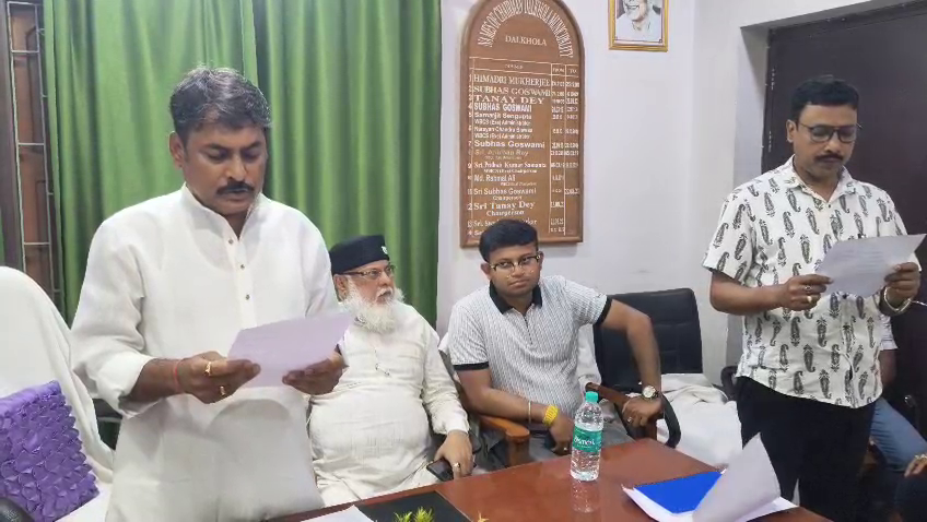 আদালতের রায়, রাজনৈতিক পালাবদল পেরিয়ে অবশেষে শপথ! ডালখোলা পৌরসভার নতুন পৌরপতি তনয় দে, উৎসবের আবহে দায়িত্ব গ্রহণ