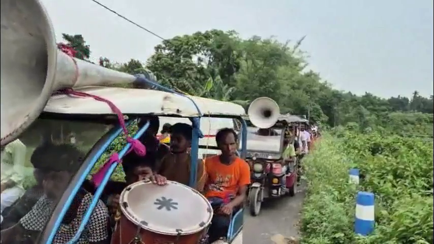 “৮ বছরের প্রতিজ্ঞা পূরণ!” বাংলায় বিজেপি ক্ষমতায় আসতেই ব্যান্ড বাজিয়ে চুল-দাড়ি কাটলেন চোপড়ার বিজেপি নেতা সুটকা সিংহ