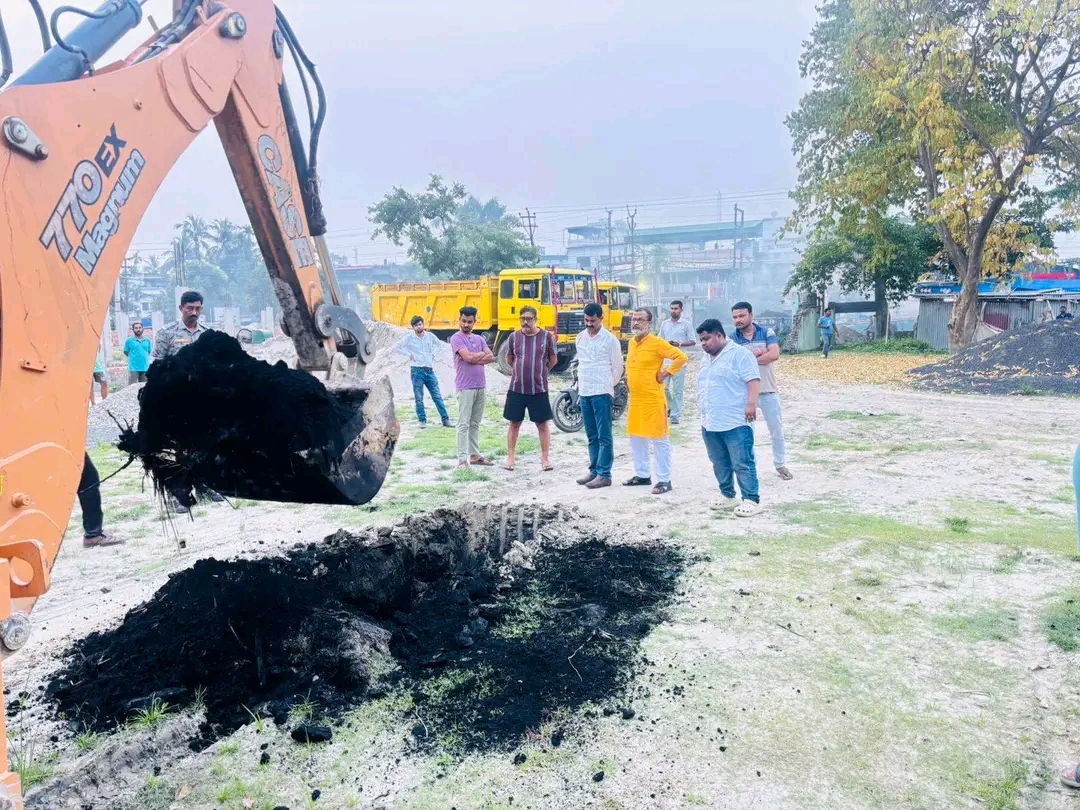 “বাসস্ট্যান্ডে মাটির বদলে ছাই! জেসিবি চালিয়ে ‘দুর্নীতির প্রমাণ’ দেখালেন সাংসদ, কাজ বন্ধের নির্দেশ”