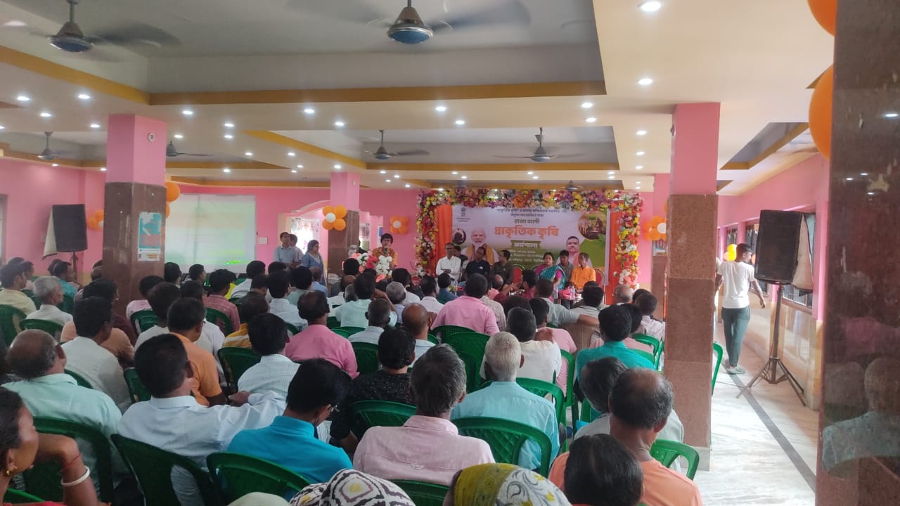যুদ্ধের আবহে রাসায়নিক সারের সংকটের আশঙ্কা, মাটির শক্তি ফেরাতে প্রাকৃতিক কৃষির ডাক — কালিয়াগঞ্জের কর্মশালায় কৃষকদের উদ্দেশে গুরুত্বপূর্ণ বার্তা