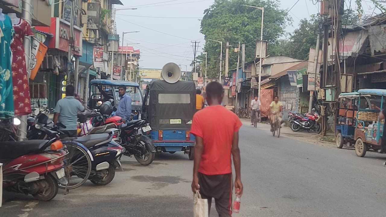 কালিয়াগঞ্জ পৌর শহরে ফুথপাথ দখল করে ব্যবসা,পৌর সভার নেই হেলদোল