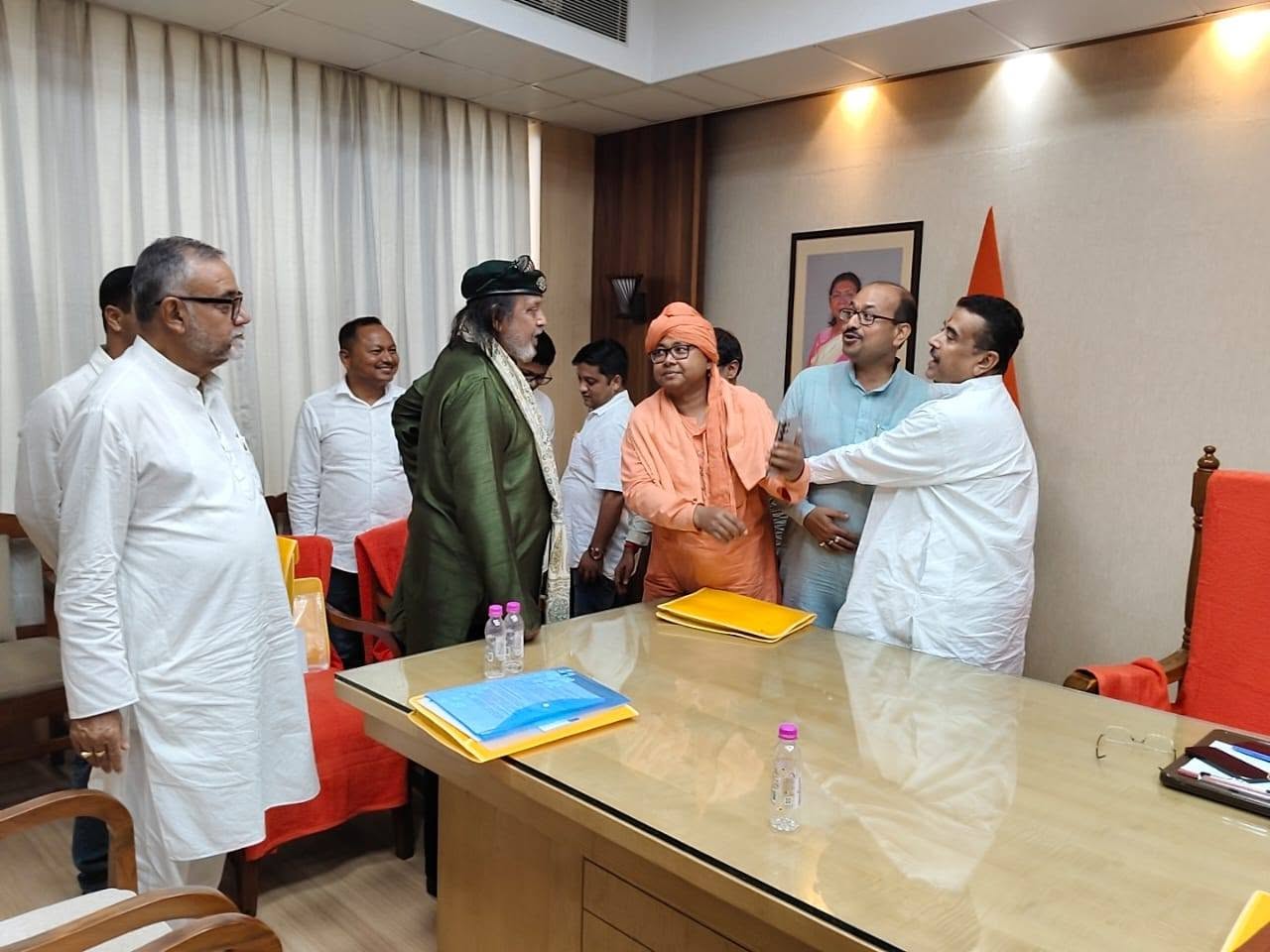 নবান্নে উত্তর দিনাজপুর উন্নয়ন বৈঠক: ডবল ইঞ্জিনে উন্নয়নের মহাযাত্রার সূচনা! শুভেন্দু–মিঠুন–সাংসদ–বিধায়কদের ঐতিহাসিক বৈঠকে আশার আলো দেখছেন জেলার মানুষ