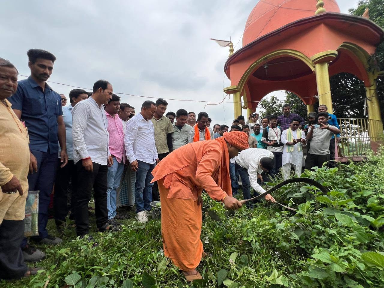 মোদীর স্বচ্ছতার বার্তা মাটিতে নামালেন কার্তিক পাল ও উৎপল মহারাজ! ভৈরবী মন্দিরে ঝাড়ু, দা হাতে পরিচ্ছন্নতা অভিযানে মুগ্ধ সাধারণ মানুষ