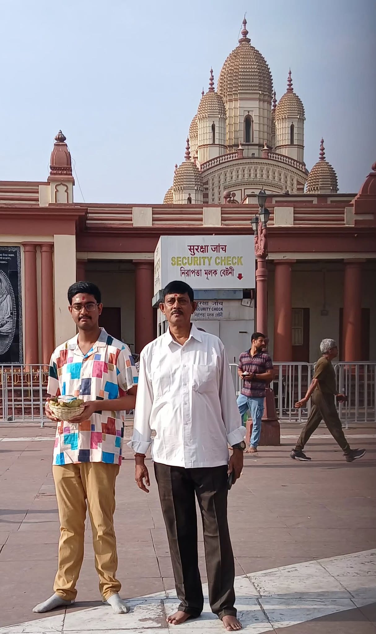 “বাবাকে বাঁচাতে নিজের লিভার দিচ্ছে ছেলে! ৩০ লক্ষ টাকার চিকিৎসার খরচ জোগাতে সমাজের কাছে অসহায় মায়ের আকুল আবেদন”