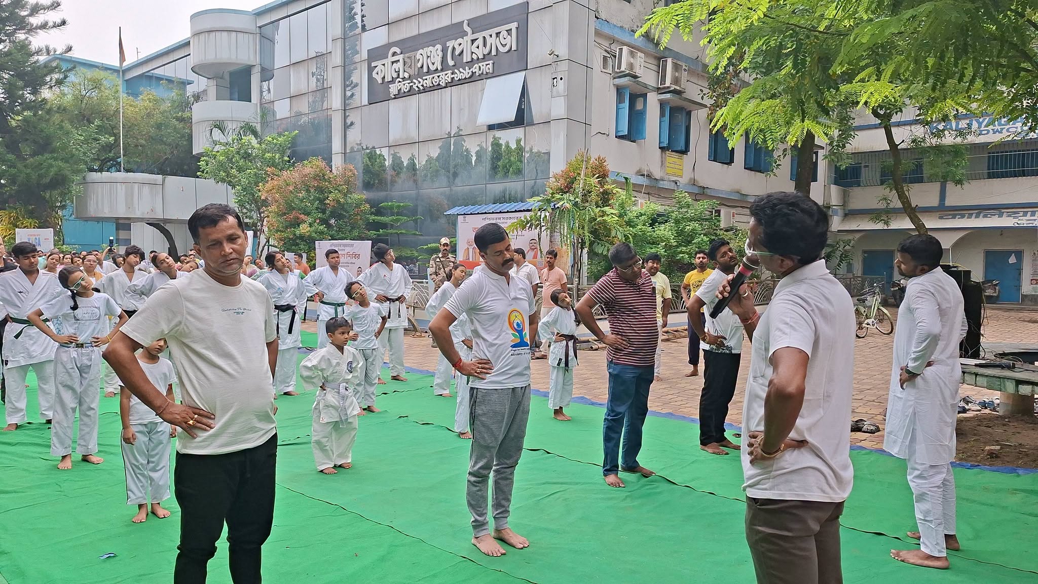 “যোগ হোক প্রতিদিনের অভ্যাস, সুস্থতা হোক জীবনের অঙ্গ” — আন্তর্জাতিক যোগ দিবসে কালিয়াগঞ্জ পৌরসভায় যোগ শিবিরে সামিল সাংসদ কার্তিক চন্দ্র পাল
