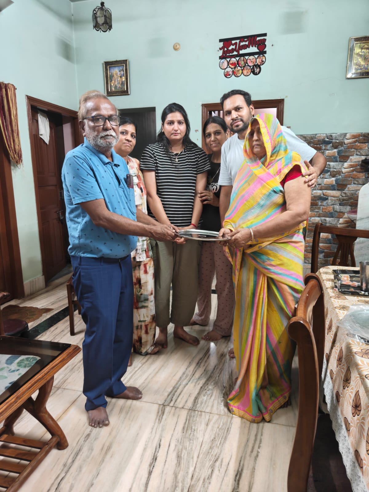মানবিকতার উজ্জ্বল দৃষ্টান্ত: স্বর্গীয় যুগল কিশোর তসনিওয়ালের স্মৃতিতে হনুমান ভবনে ১০০টি স্টিলের থালা দান