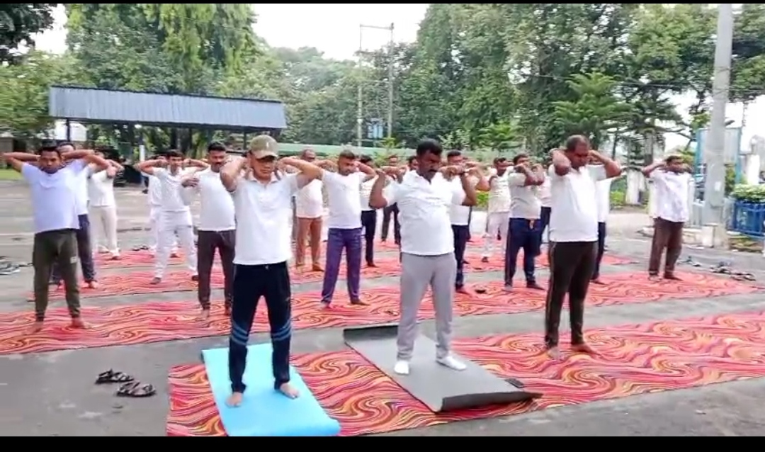 রায়গঞ্জ পুলিশের উদ্যোগে কালিয়াগঞ্জ থানায় যোগা দিবসের প্রস্তুতি