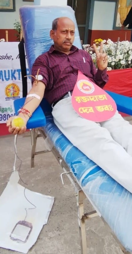 ৬৩ বছর বয়সেও বিশ্ব রক্তদাতা দিবসে ১০৯ বারের রক্তদাতা রায়গঞ্জের সুব্রত সরকার এক অনন্য নজির