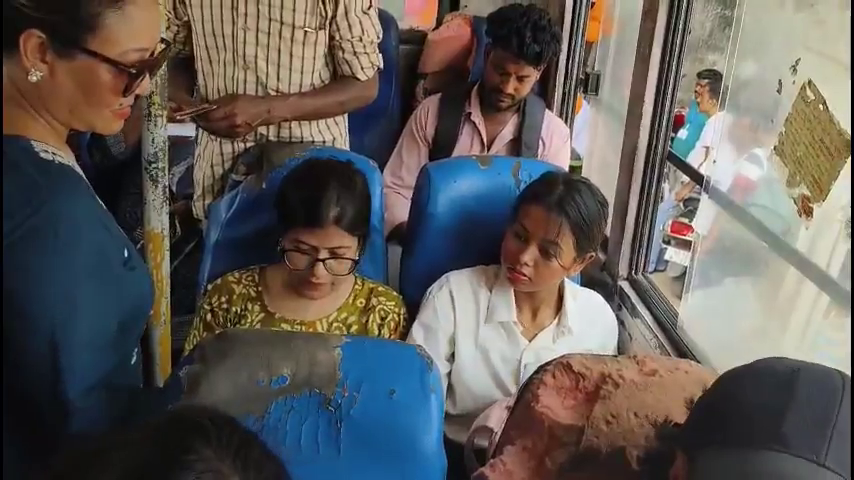 “মহিলাদের জন্য ‘ফ্রি বাস’ পরিষেবা, ইসলামপুরে খুশির হাওয়া! যাত্রীদের হাতে জল-চকলেট নিয়ে পৌঁছাল বিজেপি”