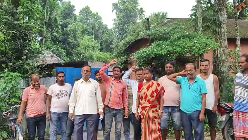 আবাস যোজনার ঘর পাইয়ে দেওয়ার নামে কাটমানির অভিযোগ! পঞ্চায়েত সদস্যের বাড়ির সামনে বিক্ষোভ, টাকা ফেরতের দাবিতে সরব গ্রামবাসী