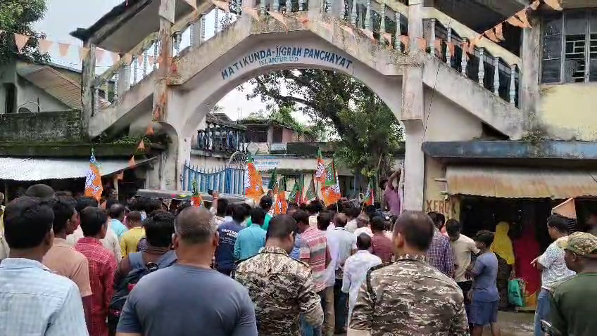 দুর্নীতির অভিযোগে মাটিকুমান্ডা-২ গ্রাম পঞ্চায়েতে বিজেপির বিক্ষোভ ও ডেপুটেশন, বিডিওর হস্তক্ষেপে কাটল অচলাবস্থা