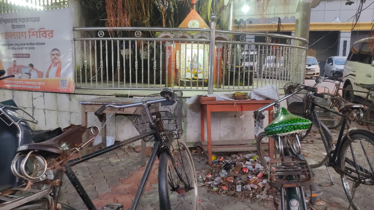 অমৃত ভারত প্রকল্পের স্টেশনেই নোংরার পাহাড়! কালিয়াগঞ্জ রেল স্টেশনের শিবমন্দিরের সামনে আবর্জনার স্তূপ ঘিরে ক্ষোভ