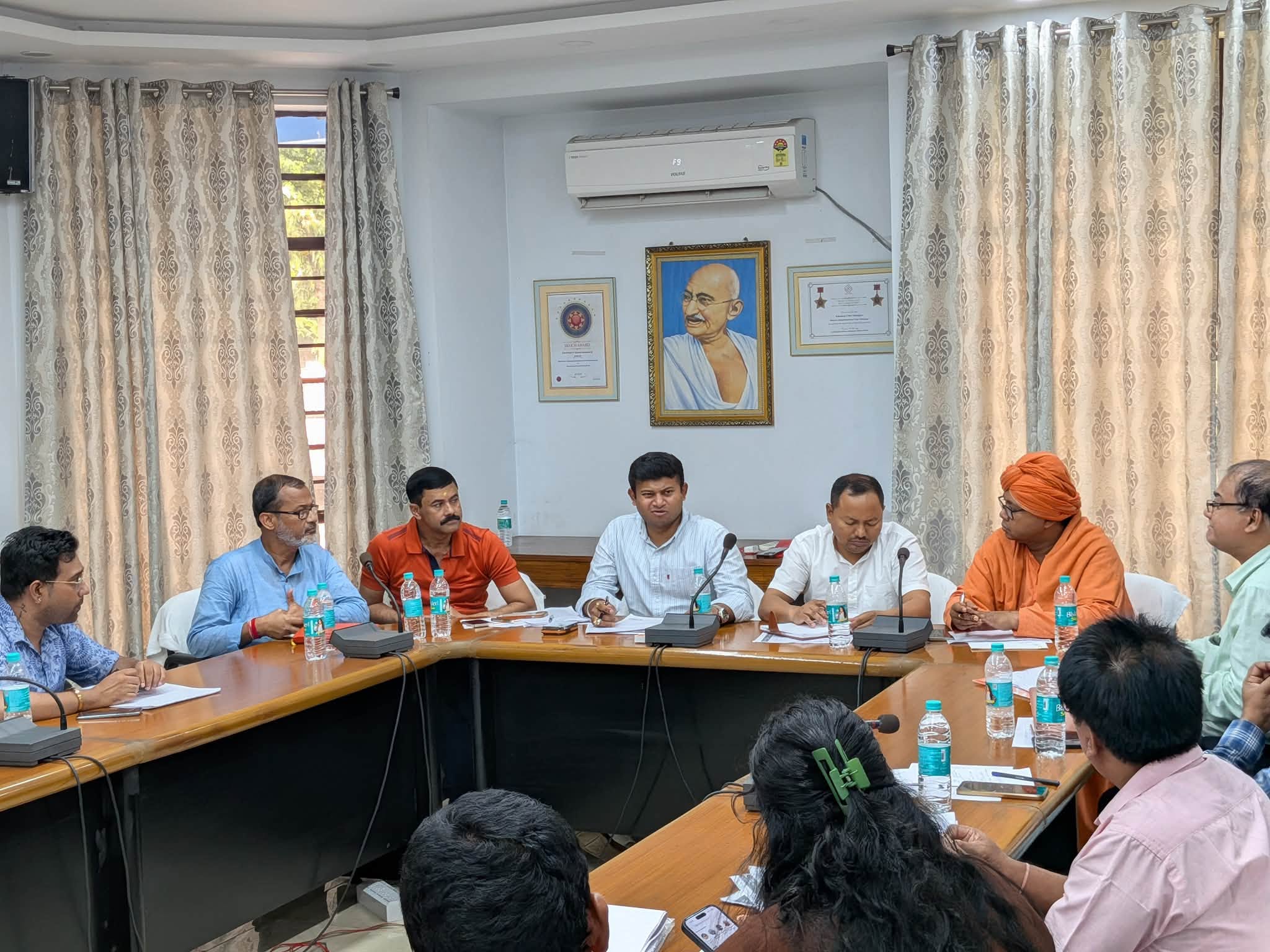 রায়গঞ্জ লোকসভার সার্বিক উন্নয়নে উচ্চপর্যায়ের বৈঠক, দ্রুত প্রকল্প বাস্তবায়নে জোর