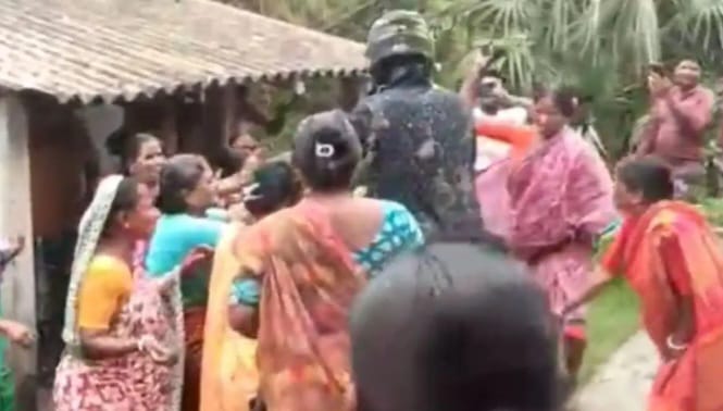 তৃণমূল পঞ্চায়েত প্রধানের গলায় গামছা বেঁধে ছোঁড়া হলো ডিম
