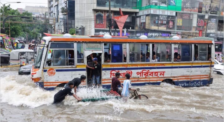 প্রতিবেশী রাষ্ট্র বাংলাদেশের বন্যা পরিস্থিতি ভয়াবহ – ১০ লক্ষের বেশি মানুষ গৃহহীন
