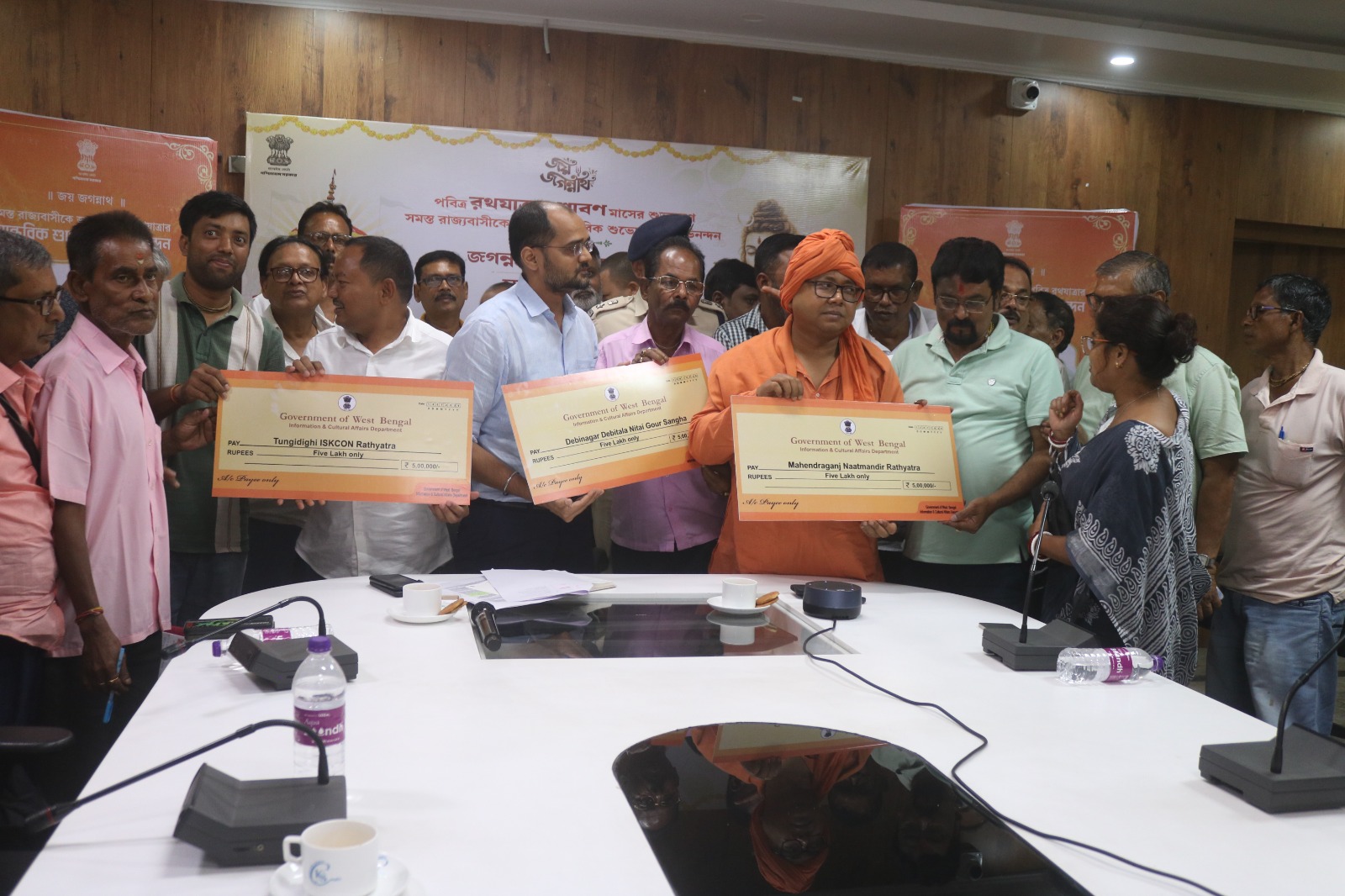 রথযাত্রা উপলক্ষে রাজ্য সরকারের আর্থিক সহায়তা, কালিয়াগঞ্জ মহেন্দ্রগঞ্জ নাটমন্দির রথযাত্রা কমিটির হাতে ৫ লক্ষ টাকার চেক; প্রশাসনকে ধন্যবাদ জানালেন সম্পাদক প্রকাশ কুন্ডু ও সভাপতি সুনীল সাহা