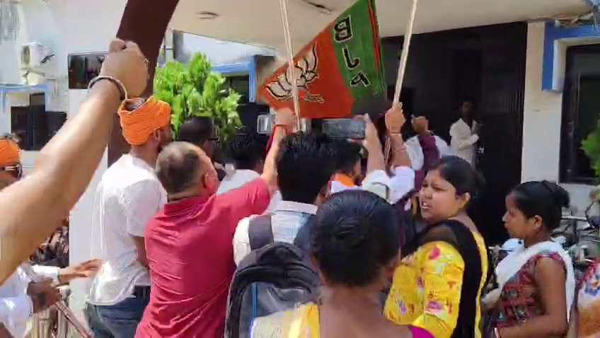 চেয়ারম্যানের বিরুদ্ধে দুর্নীতির অভিযোগে ইসলামপুর পৌরসভা অভিযান বিজেপি যুব মোর্চার, ‘চোর-চোর’ স্লোগানে সরগরম পৌর ভবন