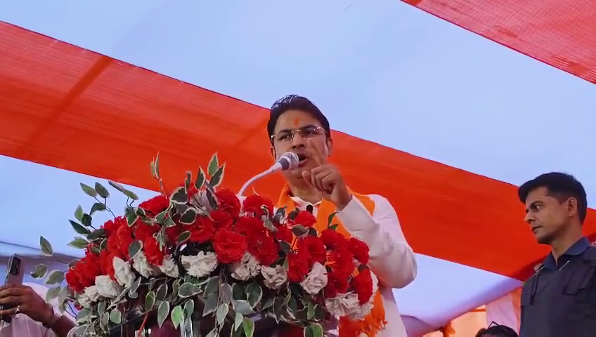 আমি গুন্ডাদের থেকেও বড় গুন্ডা, বাঁচতে হলে চোপড়া ছেড়ে দিন”— জনসভা থেকে হামিদুল রহমানকে কড়া হুঁশিয়ারি রাজু বিস্তার