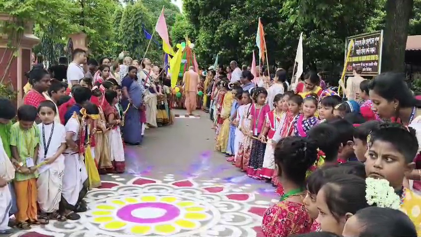 ছোট থেকেই ধর্মের প্রতি আকৃষ্ট করতে সারা বিশ্বের প্রায় ২ হাজার শিশুকে নিয়ে “চিলড্রেন রথযাত্রা” মায়াপুর ইসকনে।