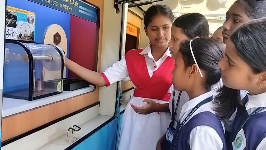বিজ্ঞানের চাকা এবার ইসলামপুরে! ভ্রাম্যমাণ বিজ্ঞান প্রদর্শনীতে মুগ্ধ ইসলামপুর গার্লস হাই স্কুলের ছাত্রীরা